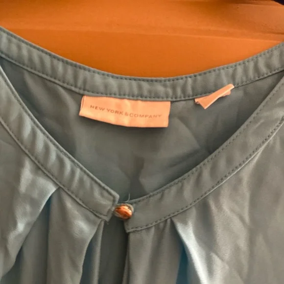 New York and Co baby blue sleeveless blouse - Picture 3 of 3